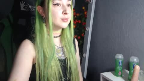 Snapshot of hentaishiing chatting on 12/15/24, 04:48 Hentaishiing online show from 12/15/24, 04:48