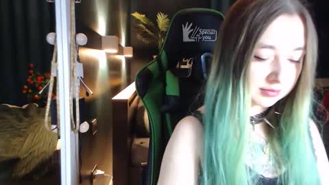 Snapshot of hentaishiing chatting on 11/30/25, 04:11 Hentaishiing online show from 11/30/25, 04:11