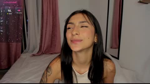 Snapshot of hera_069 chatting on 01/07/25, 12:24 Hello I am Valentina independent Colombian model I love sensuality and pleasure welcome online show from 01/07/25, 12:24