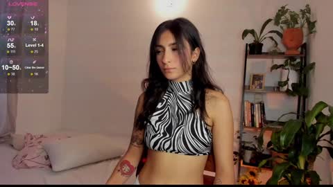 Snapshot of hera_069 chatting on 01/21/25, 11:46 Hello I am Valentina independent Colombian model I love sensuality and pleasure welcome online show from 01/21/25, 11:46