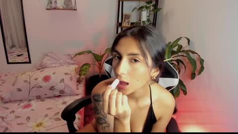 Snapshot of hera_069 chatting on 02/01/25, 01:34 Hello I am Valentina independent Colombian model I love sensuality and pleasure welcome online show from 02/01/25, 01:34