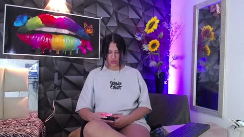 Snapshot of hera_divine chatting on 12/20/24, 01:58 HERA online show from 12/20/24, 01:58