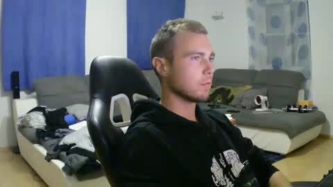 Snapshot of herbstenden chatting on 10/03/25, 08:39 John Pearl online show from 10/03/25, 08:39