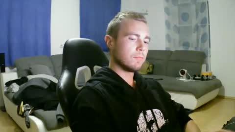 Snapshot of herbstenden chatting on 10/05/25, 07:45 John Pearl online show from 10/05/25, 07:45