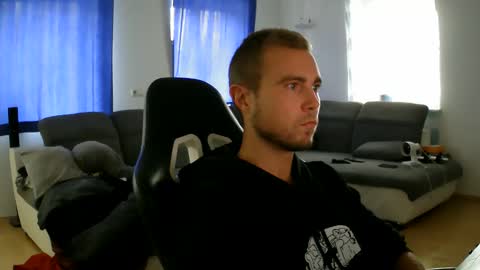 Snapshot of herbstenden chatting on 10/10/25, 10:03 John Pearl online show from 10/10/25, 10:03