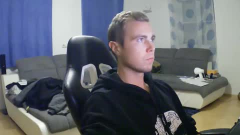 Snapshot of herbstenden chatting on 10/23/25, 07:01 John Pearl online show from 10/23/25, 07:01