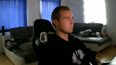 Snapshot of herbstenden chatting on 10/25/25, 02:35 John Pearl online show from 10/25/25, 02:35