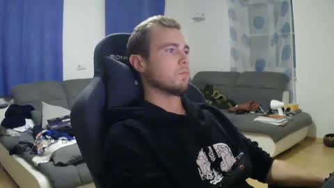 Snapshot of herbstenden chatting on 11/11/25, 07:47 John Pearl online show from 11/11/25, 07:47