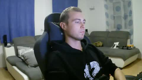 Snapshot of herbstenden chatting on 12/02/25, 03:40 John Pearl online show from 12/02/25, 03:40