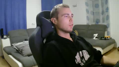 Snapshot of herbstenden chatting on 12/04/25, 08:17 John Pearl online show from 12/04/25, 08:17