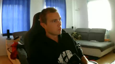 Snapshot of herbstenden chatting on 05/17/26, 04:03 John Pearl online show from 05/17/26, 04:03