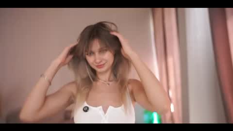 Snapshot of hereasnow__ chatting on 06/20/26, 06:05 See you on December 1 online show from 06/20/26, 06:05