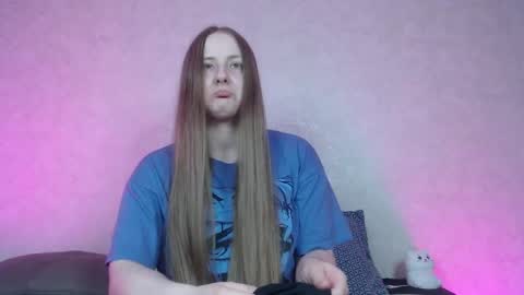Snapshot of hesssa chatting on 02/09/25, 02:40 Hesssa Prime time  The broadcasts start at 3am and 3 pm London time  online show from 02/09/25, 02:40