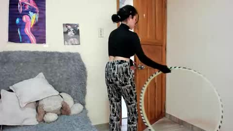 hesttia_ online show from 10/10/25, 08:08