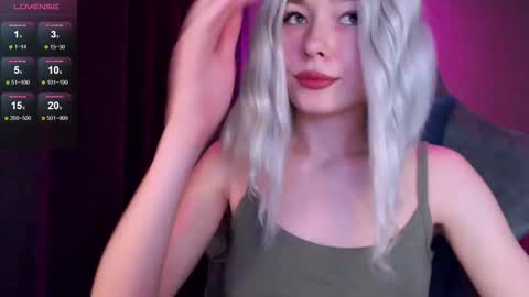 Snapshot of hey_nora_ chatting on 12/09/24, 11:24  Nora  online show from 12/09/24, 11:24