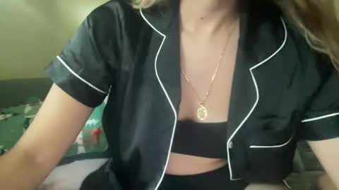 Snapshot of heybluebabe chatting on 11/14/25, 09:02 Blue online show from 11/14/25, 09:02