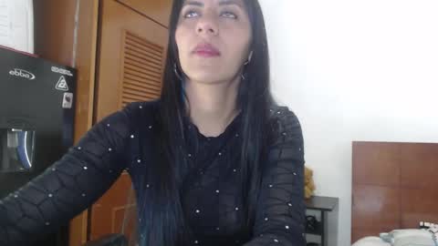 hilaril18 online show from 01/19/25, 12:17