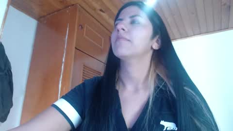 hilaril18 online show from 09/08/25, 07:24