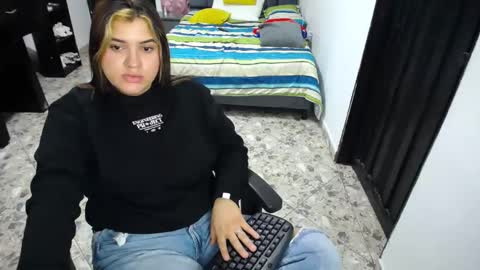 Snapshot of hilary_eva chatting on 02/25/25, 07:58 lia online show from 02/25/25, 07:58