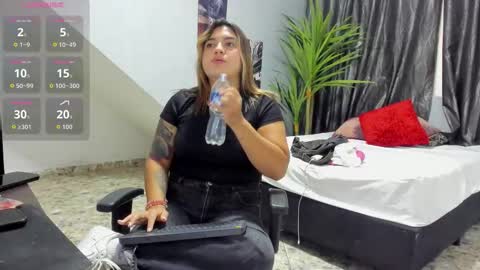 Snapshot of hilary_eva chatting on 09/19/25, 07:47 lia online show from 09/19/25, 07:47