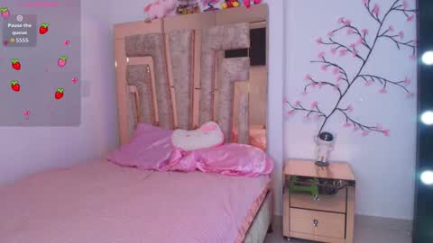 Snapshot of hilary_jones_22 chatting on 12/13/25, 11:21 LUNA new account FOLLOW ME online show from 12/13/25, 11:21