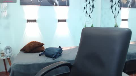 Snapshot of hilaryclowerx chatting on 01/18/25, 02:14 H I L A R Y online show from 01/18/25, 02:14