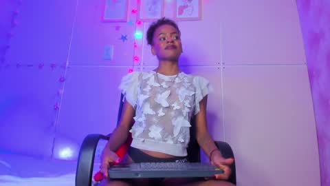 Snapshot of hillary_banks__ chatting on 12/21/24, 07:24 Hillary online show from 12/21/24, 07:24