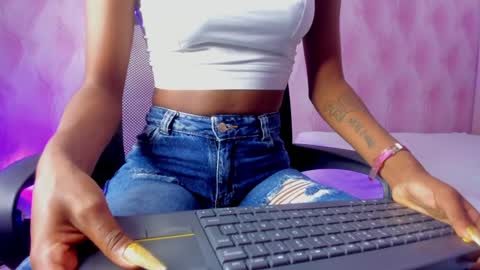 Snapshot of hillary_banks__ chatting on 02/04/25, 04:59 Hillary online show from 02/04/25, 04:59