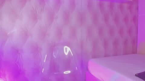 Snapshot of hillary_banks__ chatting on 03/04/25, 06:47 Hillary online show from 03/04/25, 06:47