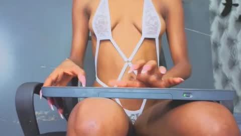 Snapshot of hillary_banks__ chatting on 10/25/25, 05:37 Hillary online show from 10/25/25, 05:37