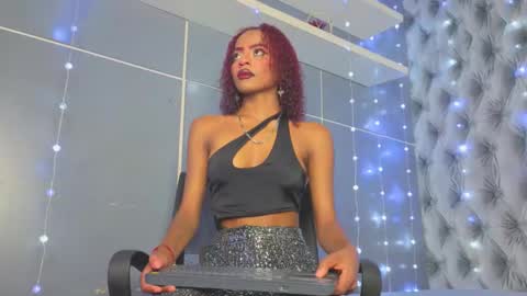 Snapshot of hillary_banks__ chatting on 11/30/25, 07:01 Hillary online show from 11/30/25, 07:01