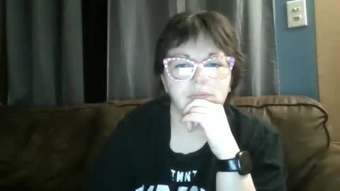 Snapshot of hippihope420 chatting on 02/12/25, 04:33 Bella online show from 02/12/25, 04:33