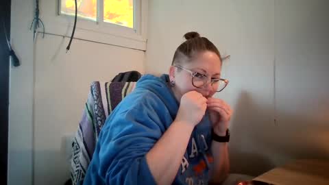 Snapshot of hippihope420 chatting on 10/10/25, 12:37 Bella online show from 10/10/25, 12:37