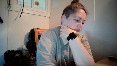 Snapshot of hippihope420 chatting on 10/21/25, 12:17 Bella online show from 10/21/25, 12:17