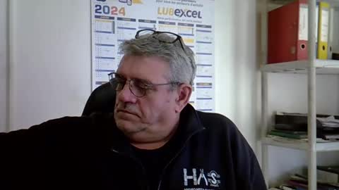 Snapshot of hippopotame17 chatting on 12/19/24, 01:18 hippo online show from 12/19/24, 01:18