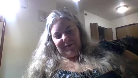 Snapshot of hippysnewhere chatting on 05/09/26, 02:28 hippysnewhere online show from 05/09/26, 02:28