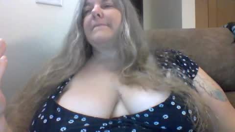 Snapshot of hippysnewhere chatting on 06/02/26, 06:10 hippysnewhere online show from 06/02/26, 06:10