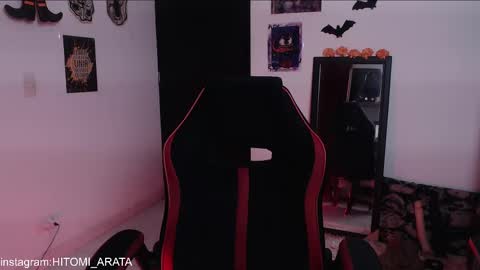 Hitomi Arata online show from 10/15/25, 10:10