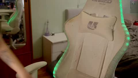 Holly online show from 04/16/26, 07:14