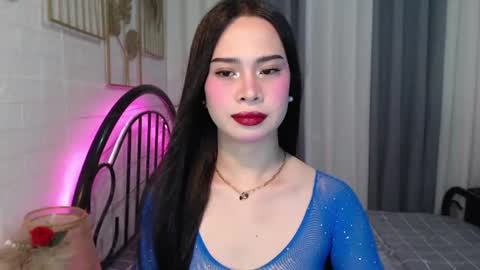 Snapshot of hoelymolly chatting on 06/20/26, 06:22 hoelymolly online show from 06/20/26, 06:22