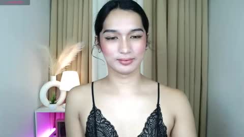 Snapshot of hoelymorri chatting on 12/17/25, 12:05 Hoelymorri online show from 12/17/25, 12:05