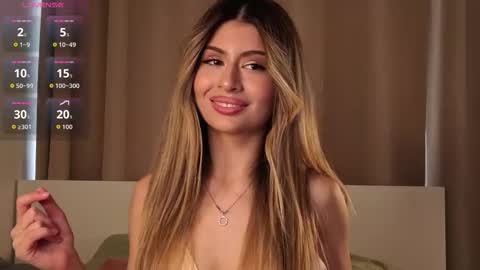 Snapshot of holayoula chatting on 09/24/25, 08:17 Moni Monica online show from 09/24/25, 08:17