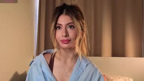 Snapshot of holayoula chatting on 09/25/25, 08:18 Moni Monica online show from 09/25/25, 08:18