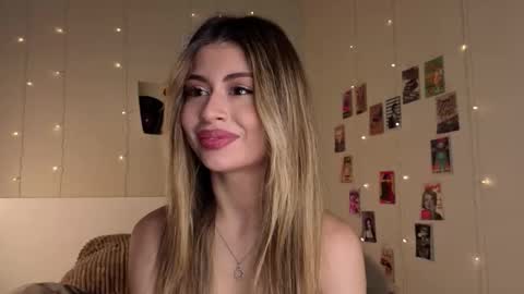 Snapshot of holayoula chatting on 10/12/25, 08:13 Moni Monica online show from 10/12/25, 08:13