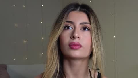 Snapshot of holayoula chatting on 10/28/25, 08:07 Moni Monica online show from 10/28/25, 08:07