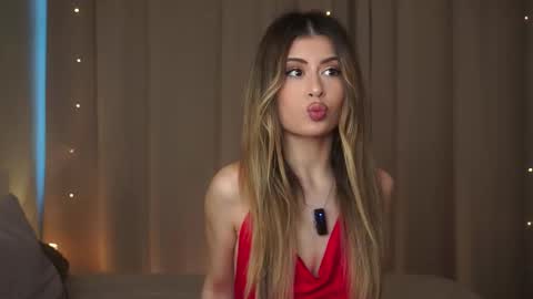 Snapshot of holayoula chatting on 11/14/25, 08:13 Moni Monica online show from 11/14/25, 08:13