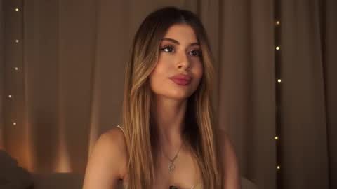 Snapshot of holayoula chatting on 11/19/25, 08:03 Moni Monica online show from 11/19/25, 08:03