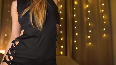 Snapshot of holayoula chatting on 12/02/25, 02:12 Moni Monica online show from 12/02/25, 02:12