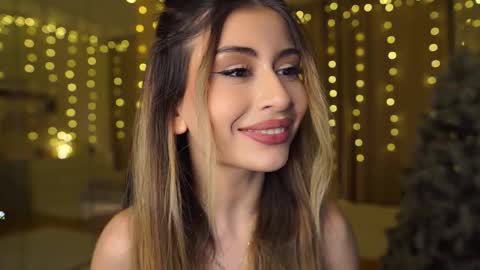 Snapshot of holayoula chatting on 12/16/25, 02:11 Moni Monica online show from 12/16/25, 02:11