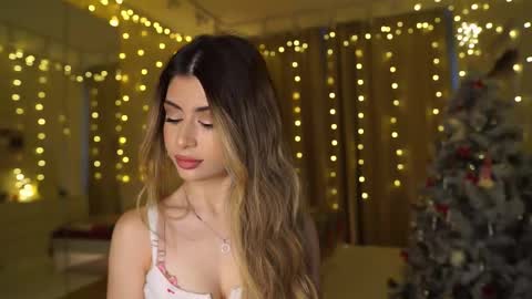 Snapshot of holayoula chatting on 12/17/25, 08:09 Moni Monica online show from 12/17/25, 08:09